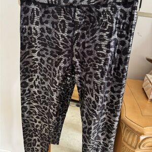 Boom Boom Leopard metallic black and silver print stretch leggings. Size Medium.
